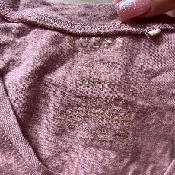 💕BUNDLE WITH SOMETHING ELSE FOR A BIGGER DISCOUNT💕Guess Sequin Spell-Out Tee - Picture 4 of 7
